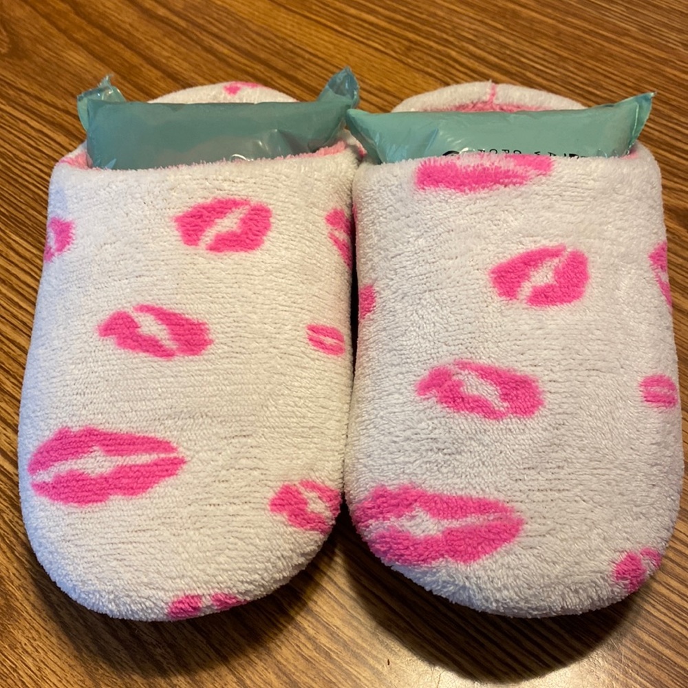 Womens slip on slippers size 7/8